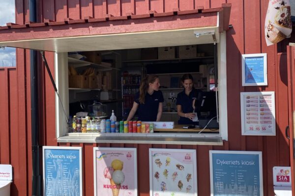 Dykeriets kiosk med glass och korv